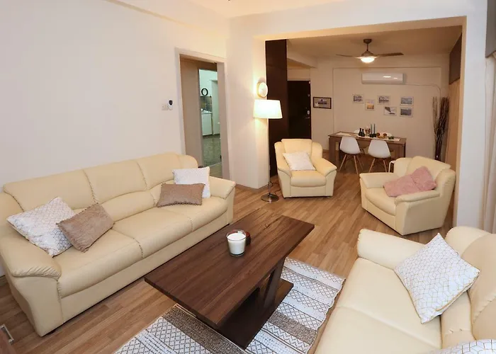 The Bridge-House Apartment